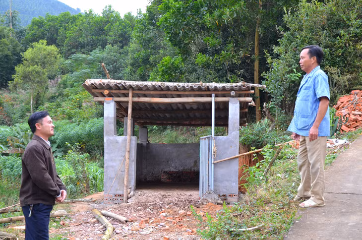 Ông Chìu Thanh Sáng, thôn Phiêng Chiểng, xã Đồng Tâm (huyện Bình Liêu) cho biết mô hình chuồng trâu thoát nước tự động giúp sàn chuồng sạch sẽ, không đọng nước 