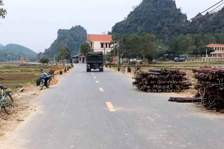 Đường trục chính thôn Vườn Cau đã được bê tông hóa 100%, tạo thuận lợi cho việc vận chuyển hàng hóa của người dân.