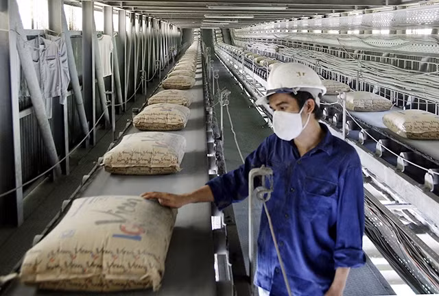 Dây chuyền sản xuất xi-măng tại Nhà máy Vicem Bút Sơn.