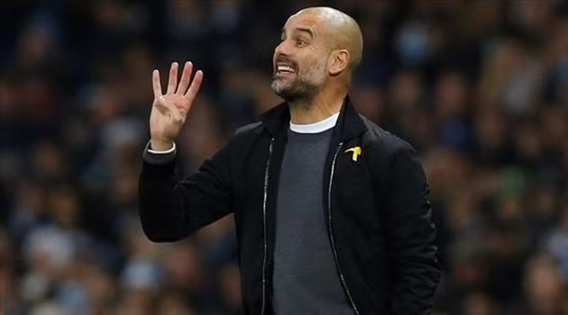  Pep Guardiola đã gây tranh cãi khi mặc áo có cài dải ruy băng màu vàng. Một cách để ủng hộ các nhà hoạt động chính trị đang đòi độc lập cho xứ Catalonia.