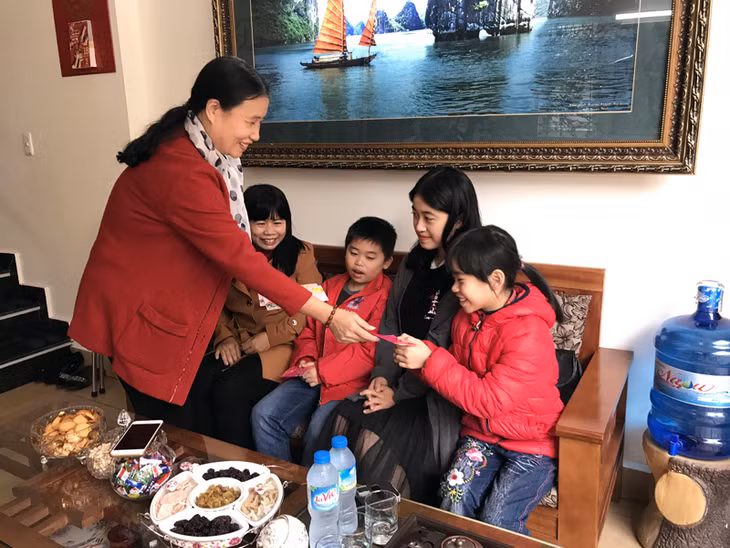 Cô trò cùng chia sẻ niềm vui trong ngày Tết. 