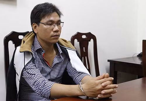 Đặng Đức Dũng bị di lý về Công an Nghệ An trong tối 17/2. Ảnh: Nguyễn Hải.