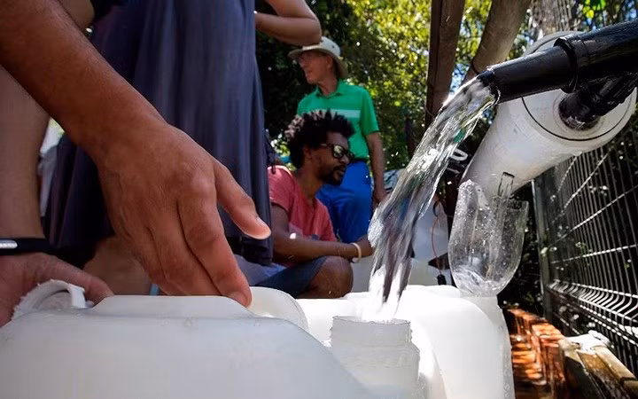  Chính quyền Cape Town đã phải ban bố hạn chế khẩn cấp nguồn nước trong bối cảnh khô hạn. 