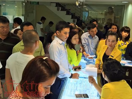 Ngay từ sáng sớm trong ngày vía Thần Tài các cửa hàng vàng đã đông người dân tới chờ mua vàng.