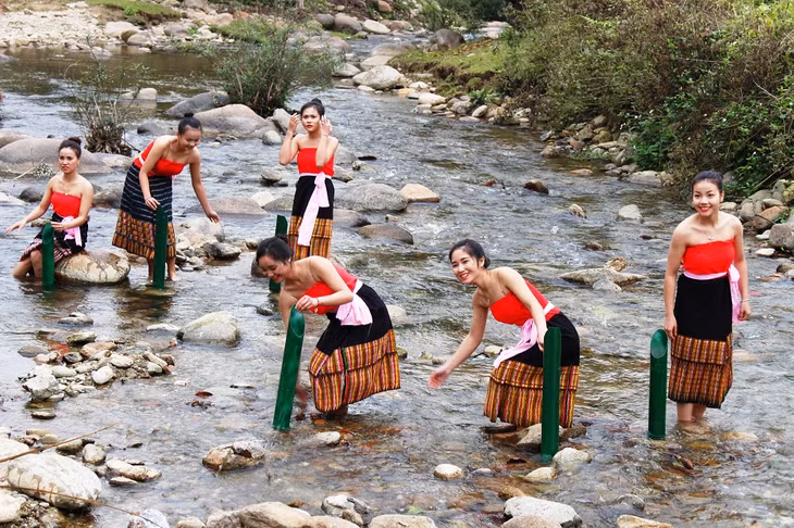 Các cô gái thả sức nô đùa cùng nhau dưới dòng suối trong xanh, khung cảnh xung quanh hữu tình.