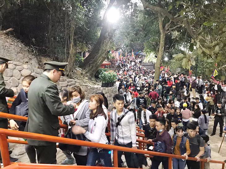 Du khách hành hương về Yên Tử tăng mạnh trong ngày mùng 3, 4 Tết.