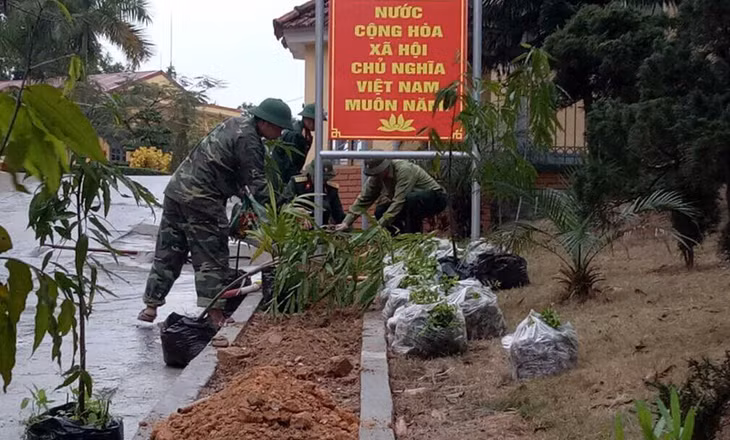Các cán bộ chiến sĩ hưởng ứng Tết Trồng cây đầu xuân năm mới.n 