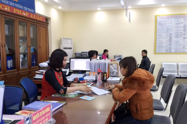 Cán bộ công chức tại Bộ phận một cửa Phường Yên Thanh, TP Uông Bí thực hiện nghiêm kỷ luật, kỹ cương hành chính sau kỳ nghỉ Tết Nguyên đán Mậu Tuất. 