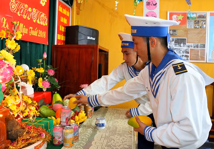 Bộ đội đảo Đá Đông A (quần đảo Trường Sa) chuẩn bị mâm ngũ quả đón Tết Mậu Tuất 2018.