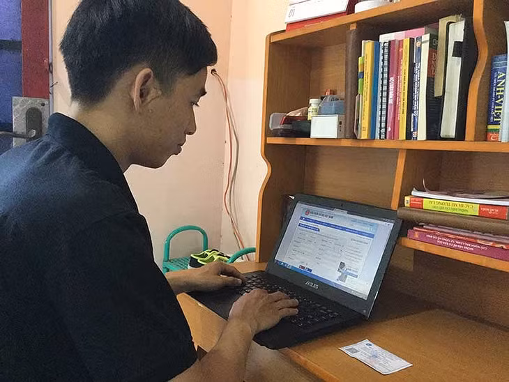 Người dân đang tra cứu dữ liệu bảo hiểm xã hội của mình. Ảnh: N.HIỀN