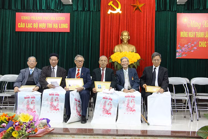 Các cụ cao niên nhận