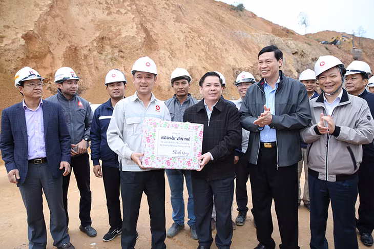 Bộ trưởng Bộ GT-VT kiểm tra tiến độ thi công dự án cao tốc Hạ Long - Vân Đồn, tặng quà công nhân thi công dự án nhân dịp đầu năm mới.