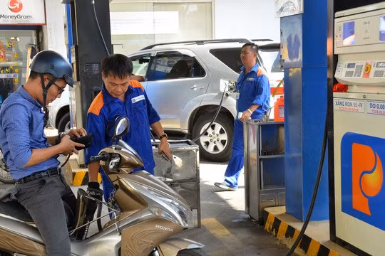 Tăng thuế bảo vệ môi trường xăng dầu khiến dư luận lo ngại sẽ ảnh hưởng làm tăng giá bán lẻ xăng dầu - Ảnh minh hoạ: TẤN THẠNH