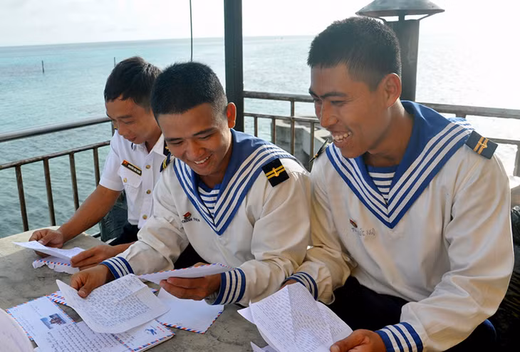 Bộ đội đảo Đá Đông C (quần đảo Trường Sa) vui mừng nhận được thư nhà.
