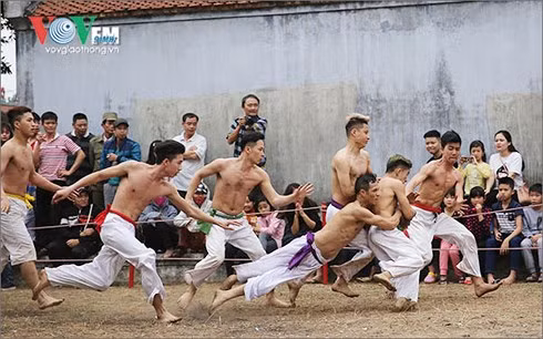 Lễ hội làng Thúy Lĩnh, Hoàng Mai, Hà Nội tổ chức vào ngày 4 đến 6 Tết Nguyên đán. Trong đó thu hút du khách nhất là sân vật cầu, với sự tham gia của các trai tráng trong làng... Là 1 hoạt động mang tinh thần thể thao, thượng võ, tuy nhiên, trong những trận đấu này, đôi khi các vận động viên vẫn không tránh khỏi việc "động chân, động tay" do mâu thuẫn trong quá trình thi đấu