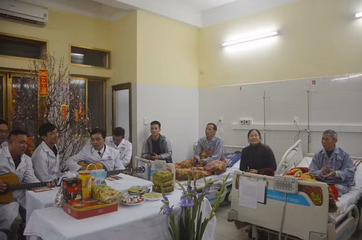 Chương trình văn nghệ trong 30 Tết tại Bệnh viện Đa khoa tỉnh do các y, bác sỹ bệnh viện mang tới những bệnh nhân nặng đang điều trị tại bệnh viện