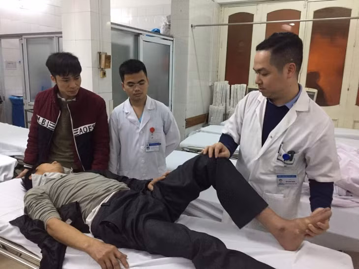 Cấp cứu tai nạn giao thông tại bệnh viện Việt Đức. Ảnh: Lê Hảo