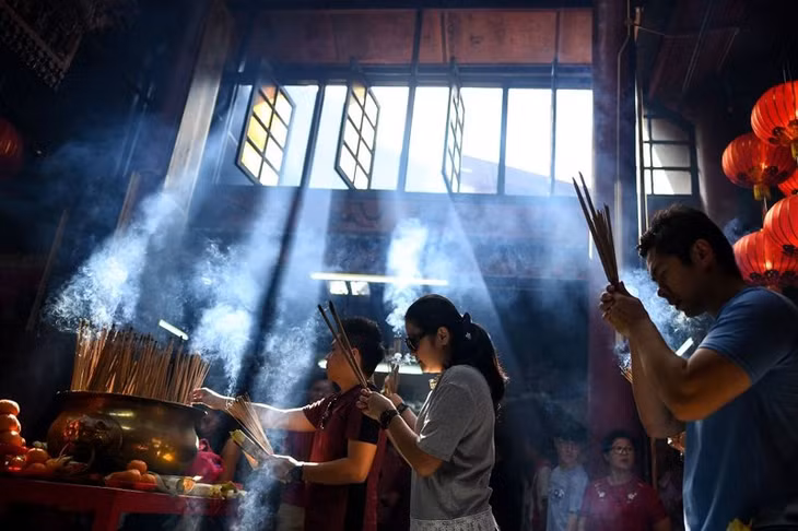 Những người dân gốc Trung Quốc thắp hương tại một ngôi chùa ở Kuala Lumpur, Malaysia.