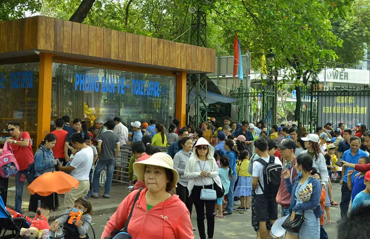  Hàng loạt Khu du lịch (KDL) ở TP HCM và các tỉnh lân cận cũng chen kín người dân đổ về vui xuân. 