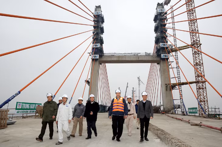 Chủ tịch UBND tỉnh Nguyễn Đức Long thăm hạng mục trụ cầu T30, do nhà thầu Trung Nam E&C đảm nhận thi công.