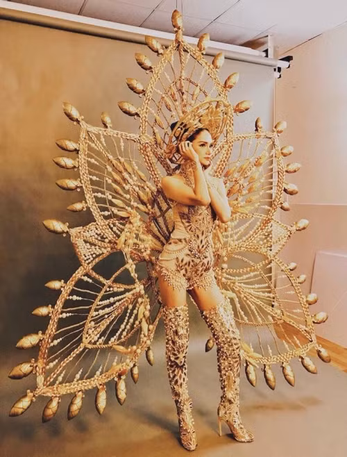 “Toàn cảnh” bộ trang phục dân tộc cầu kỳ của Hương Giang tại Miss International Queen Pageant.
