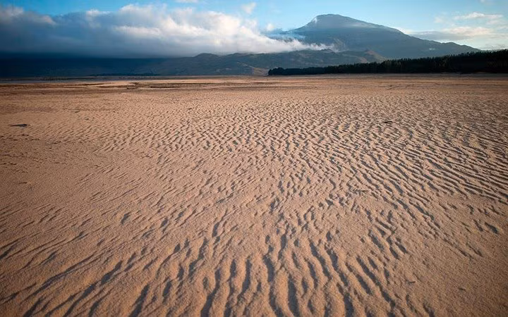  Nam Phi là nước khô hạn thứ 30 trên thế giới. Đập Theewaterskloof, nguồn cung nước chính cho Cape Town đã trơ đáy. Bức ảnh chụp hôm 26/1/2018.