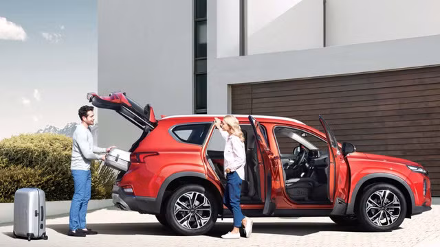 Kích thước tổng thể dài x rộng x cao của Hyundai Santa Fe 2019 lần lượt là 4.770 x 1.890 x 1.680 mm, chiều dài cơ sở 2.765 mm. Vành xe chỉ có 2 tùy chọn kích thước 18 và 19 inch nhưng có nhiều thiết kế khác nhau.