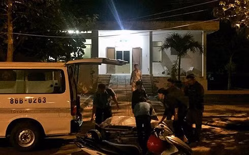 Thi thể nạn nhân được đưa về nhà để lo hậu sự.