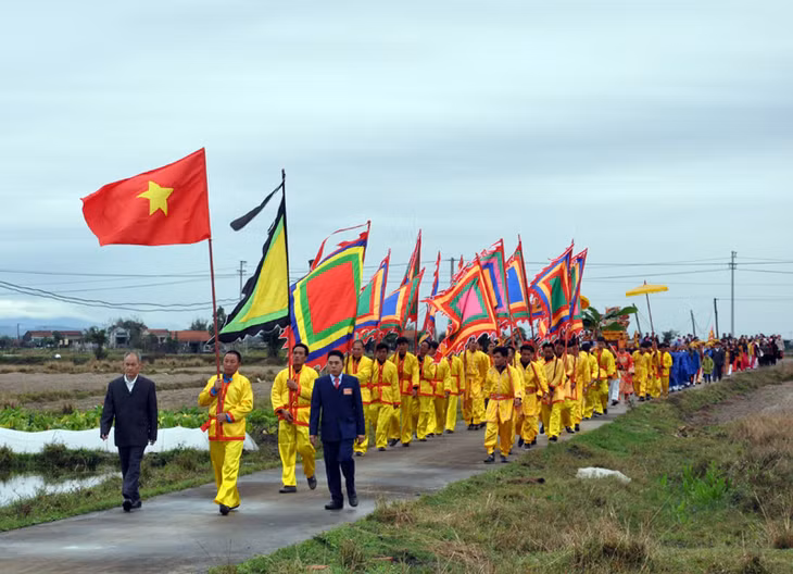 XÃ Vạn Ninh, TP Móng Cái chú trọng gìn giữ những văn hóa truyền thống gắn liền với xây dựng NTM nâng cao. (Trong ảnh: Lễ hội đình Vạn Ninh).