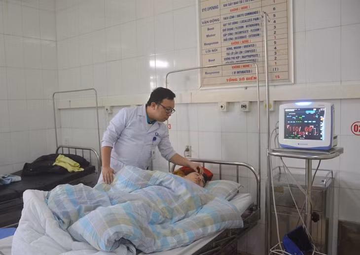 Bác sĩ Khoa Ngoại, Bệnh viện Bãi Cháy đang kiểm tra sức khỏe cho bệnh nhân bị tai nạn giao thông do uống nhiều rượu.