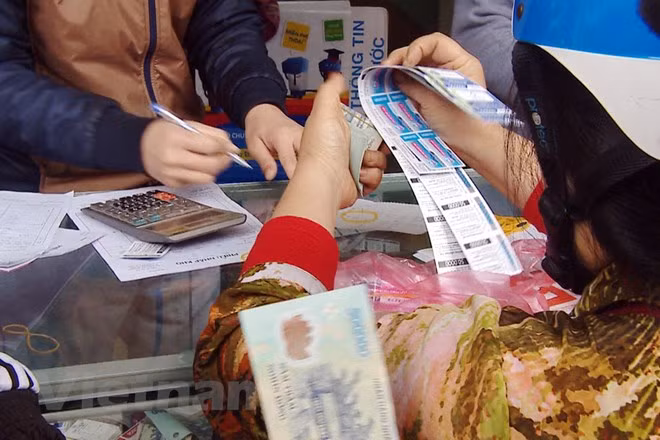 Nhiều người là đại lý nhỏ đến mua thẻ cào để về bán cho người dân. (Ảnh: PV/Vietnam+)