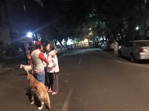 Người dân thủ đô Mexico City chạy ra phố khi động đất xảy ra lúc 0h57 GMT (7h57 giờ Hà Nội) hôm nay. Ảnh: Reuters.