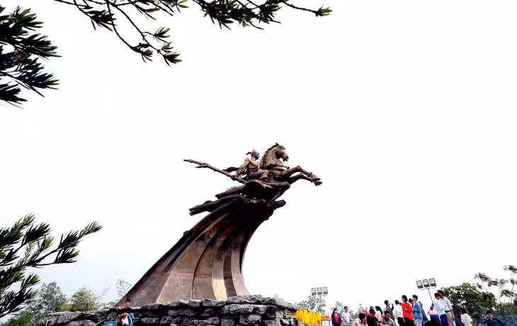 Mùng 6 tháng Giêng, tại xã Phù Linh, huyện Sóc Sơn (Hà Nội) diễn ra lễ hội Gióng đền Sóc nhằm tưởng nhớ và tri ân công lao to lớn của Thánh Gióng (Phù Đổng Thiên Vương) trong công cuộc đấu tranh bảo vệ đất nước từ thuở sơ khai. (Ảnh: Quang Quyết/TTXVN)