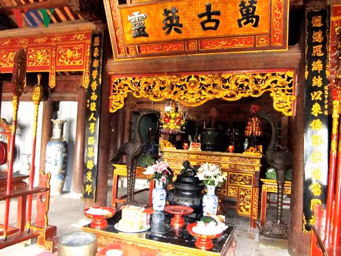  Không gian thờ tự trong đền Mẫu Âu Cơ.