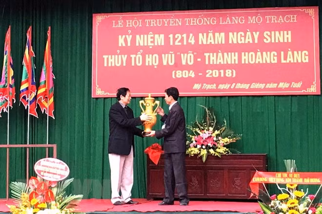 Trao Cúp kỷ lục Việt Nam công nhận Làng tiến sỹ Mộ Trạch là làng có số lượng tiến sỹ Nho học nhiều nhất cả nước từ thế kỷ XIV đến thế kỷ XVIII. (Ảnh: Mạnh Tú/TTXVN)
