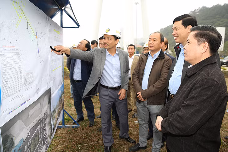 Bộ trưởng Bộ GT-VT Nguyễn Văn Thể kiểm tra tiến độ thi công Cảng tàu khách quốc tế Hòn Gai.