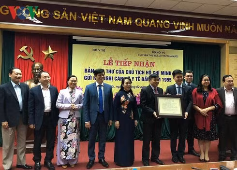 Lãnh đạo Bộ Y tế đón nhận món quà ý nghĩa nhân kỷ niệm ngày Thầy thuốc Việt Nam 27/2.