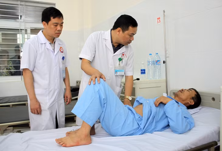 Bác sỹ CKII Nguyễn Huy Tiến (ở giừa) đang thăm khám cho bệnh nhân tại Trung tâm y tế TX Quảng Yên