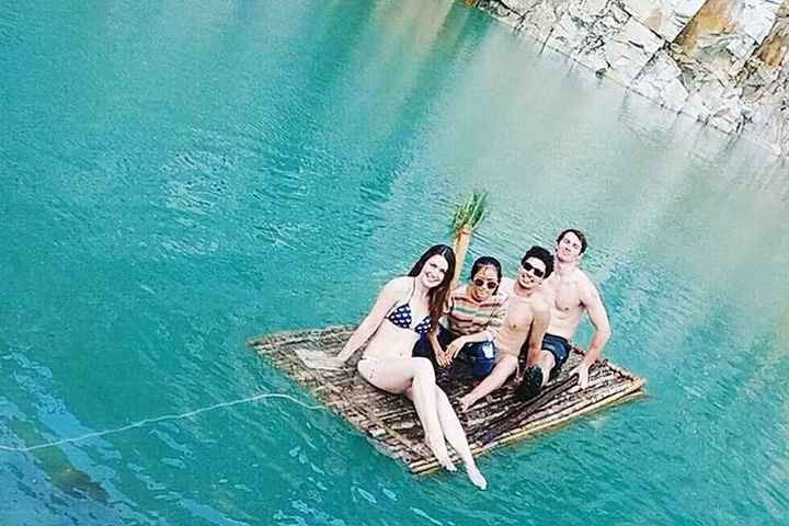  Đà Lạt. Hồ nước này nằm ở thôn Suối Cạn, xã Lát, huyện Lạc Dương. Để đến được đây, du khách phải chạy một đoạn đường dài khoảng 50 km từ trung tâm thành phố Đà Lạt. Không chỉ hút khách Việt, hồ nước này còn được nhiều du khách nước ngoài ghé chân.