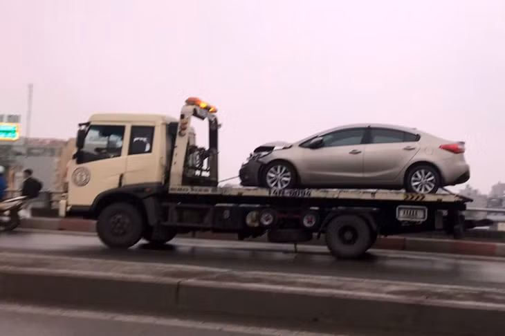 Xe cứu hộ đưa các xe ô tô bị nạn về kho (Ảnh Thùy Linh)