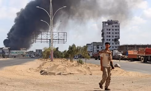 Khói bốc cao ở thành phố Aden sau vụ đánh bom (Ảnh: Saleh al-Obeidi/AFP/Getty Images)