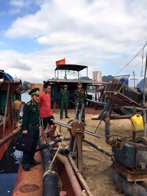 Cán bộ Hải đội 2 Biên phòng kiểm tra phương tiện làm ăn trên vùng biển được phân công quản lý 