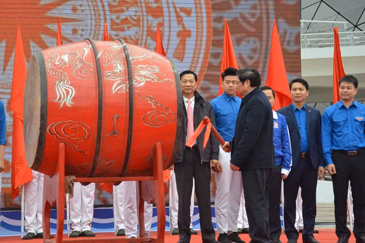 Đồng chí Phạm Minh Chính, Ủy viên Bộ Chính trị, Trưởng Ban Tổ chức T.Ư gióng trống khởi động Tháng Thanh niên 2018.