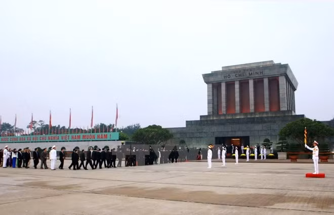 Vào Lăng viếng Bác. (Nguồn: TTXVN)
