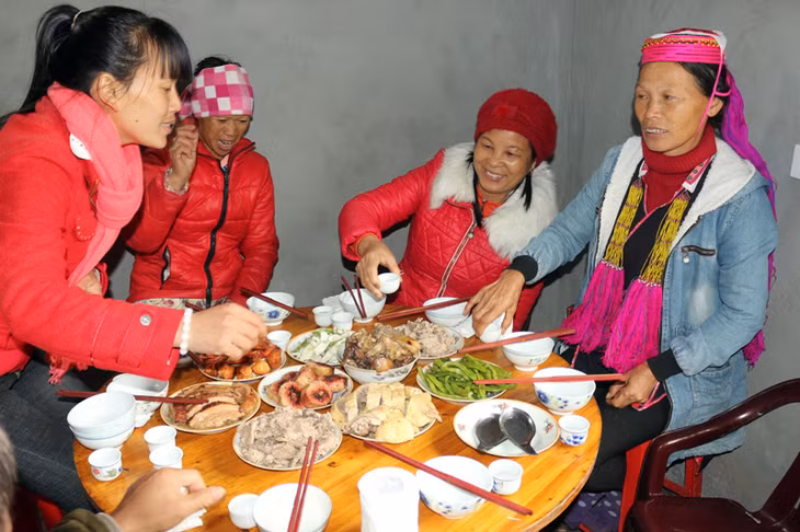 Mọi người dân thôn Ngàn Phe phấn khởi trong bữa cơm Tết đầu năm mới. 