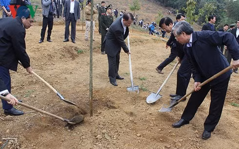 Ông Trần Quốc Vượng và lãnh đạo tỉnh Tuyên Quang dự lễ Tết trồng cây.