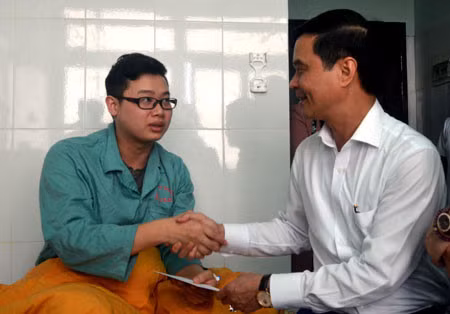 Lãnh đạo tỉnh Yên Bái và Sở Y tế đến bệnh viện thăm hỏi bác sĩ bị hành hung. Ảnh: Báo Yên Bái.