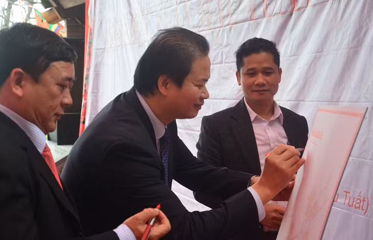 Lãnh đạo Hội VHNT Quảng Ninh và TP Hạ Long thực hiện nghi thức khai bút đầu xuân.