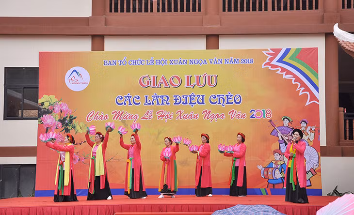 Giao lưu hát chèo là một trong nhiều hoạt động hội được tổ chức dưới chân núi tại khu vực nhà ga cáp treo, phục vụ du khách hành hương. 