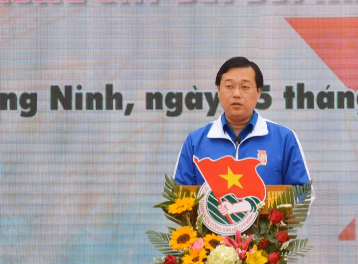 Đồng chí Lê Quốc Phong, Ủy viên dự khuyết BCH T.Ư Đảng, Bí thư thứ nhất BCH T.Ư Đoàn phát biểu tại lễ khởi động.